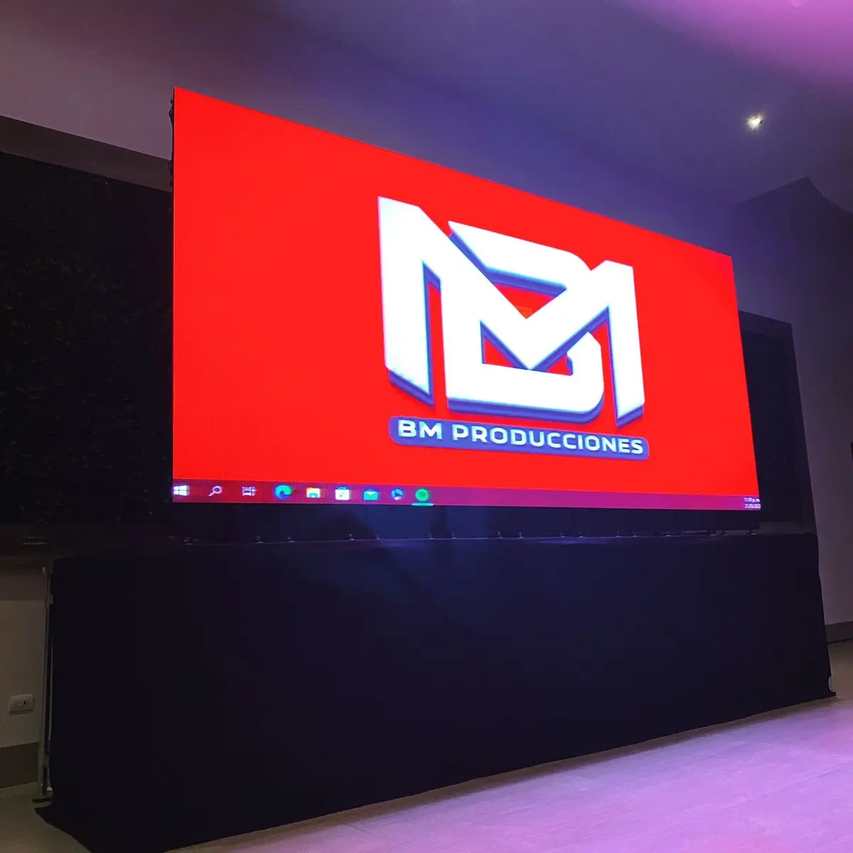 Escenario corporativo con pantalla LED