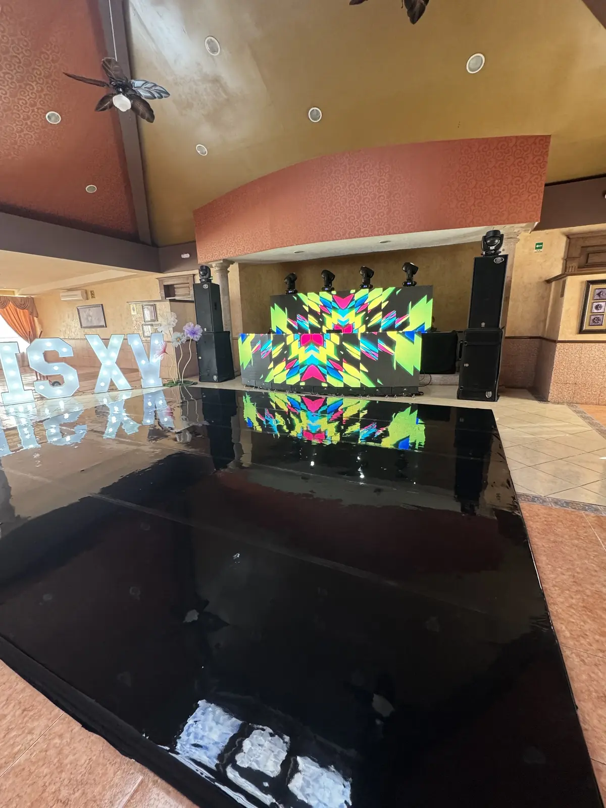 Montaje de tarima y escenario